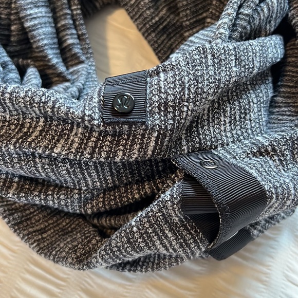 Lululemon infinity scarf - Picture 2 of 7